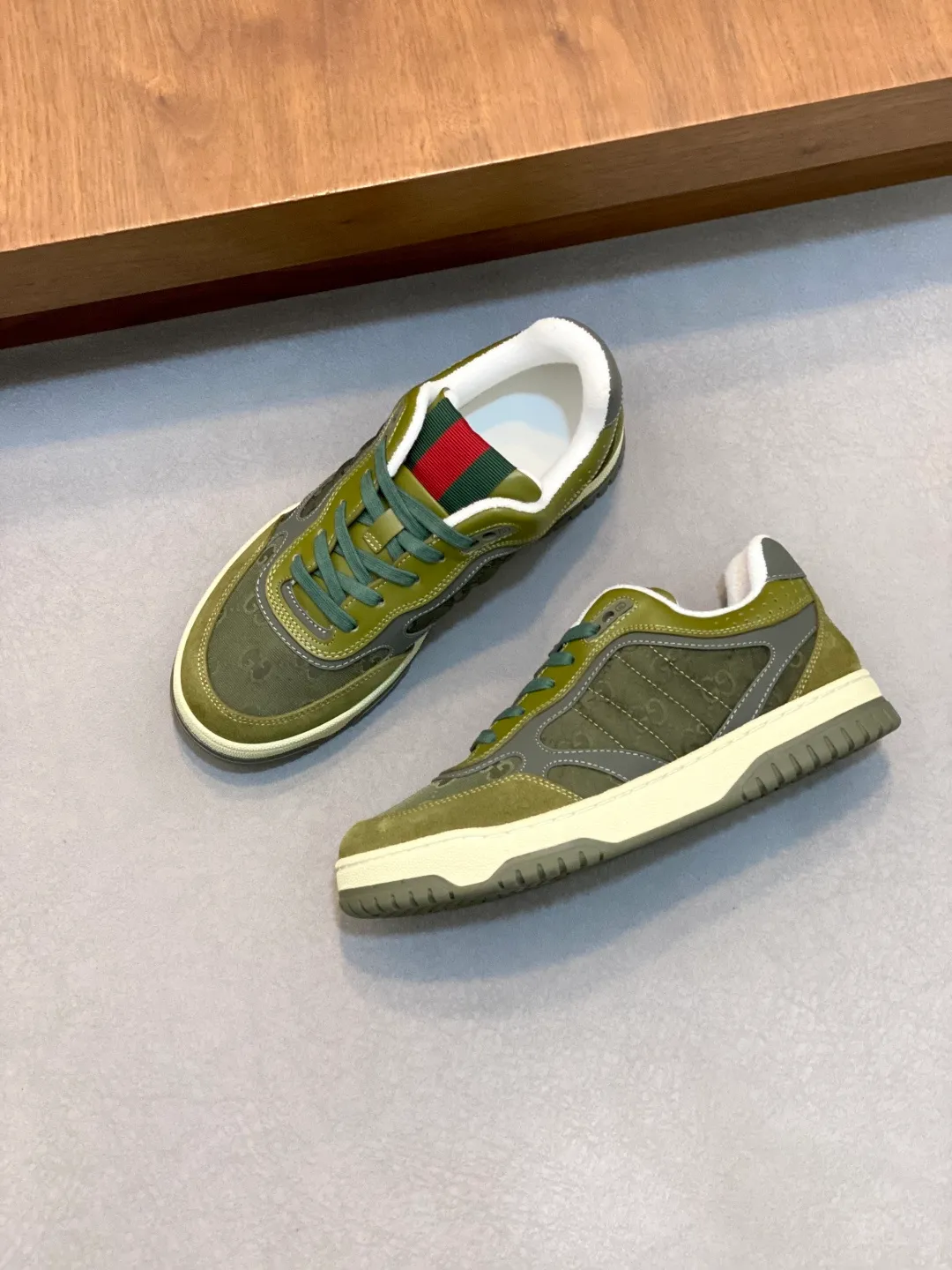 Men's Shoes 💰660 𝐆𝐮𝐜𝐜𝐢 𝐑𝐞-𝐖𝐞𝐛 As the first sneaker created by Sabato De Sarno for Gucci, the Re-Web series reinterprets the brand's classic stripes and sets off the modern silhouette design with bold and unique details. These shoes are crafted from white leather. This new sneaker is ingeniously decorated with many of the brand's classic details, and is equipped with a bright red and green webbing tongue, which will make people fall in love at first sight. White leather treated with a special process for softness and luster, with an embossed grainy texture. Script Gucci logo and interlocking G web label with Interlocking G and script Gucci logo. Rubber outsole with interlocking G detail eyelets. Web tongue. Size: 39-44 (customized for sizes 38 and 45)